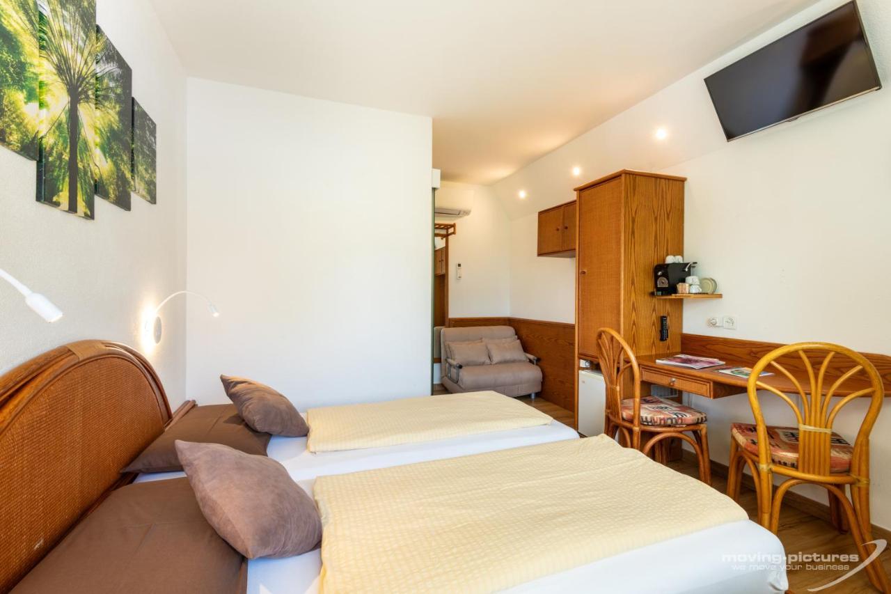 Bamboohouse Motel Riazzino Bagian luar foto